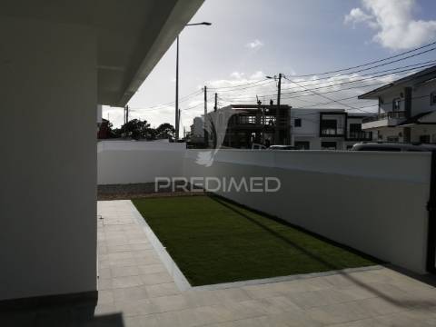Moradia t4 com garagem e piscina em vale de milhaços