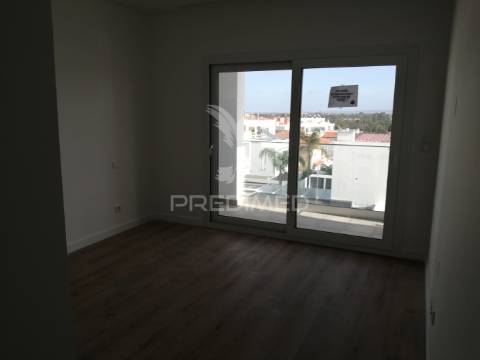 Moradia t4 com garagem e piscina em vale de milhaços