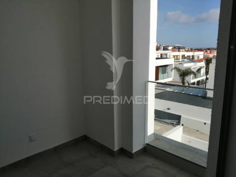 Moradia t4 com garagem e piscina em vale de milhaços