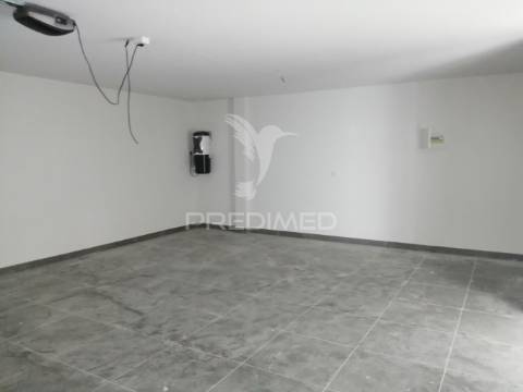 Moradia t4 com garagem e piscina em vale de milhaços