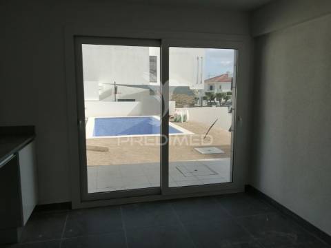 Moradia t4 com garagem e piscina em vale de milhaços