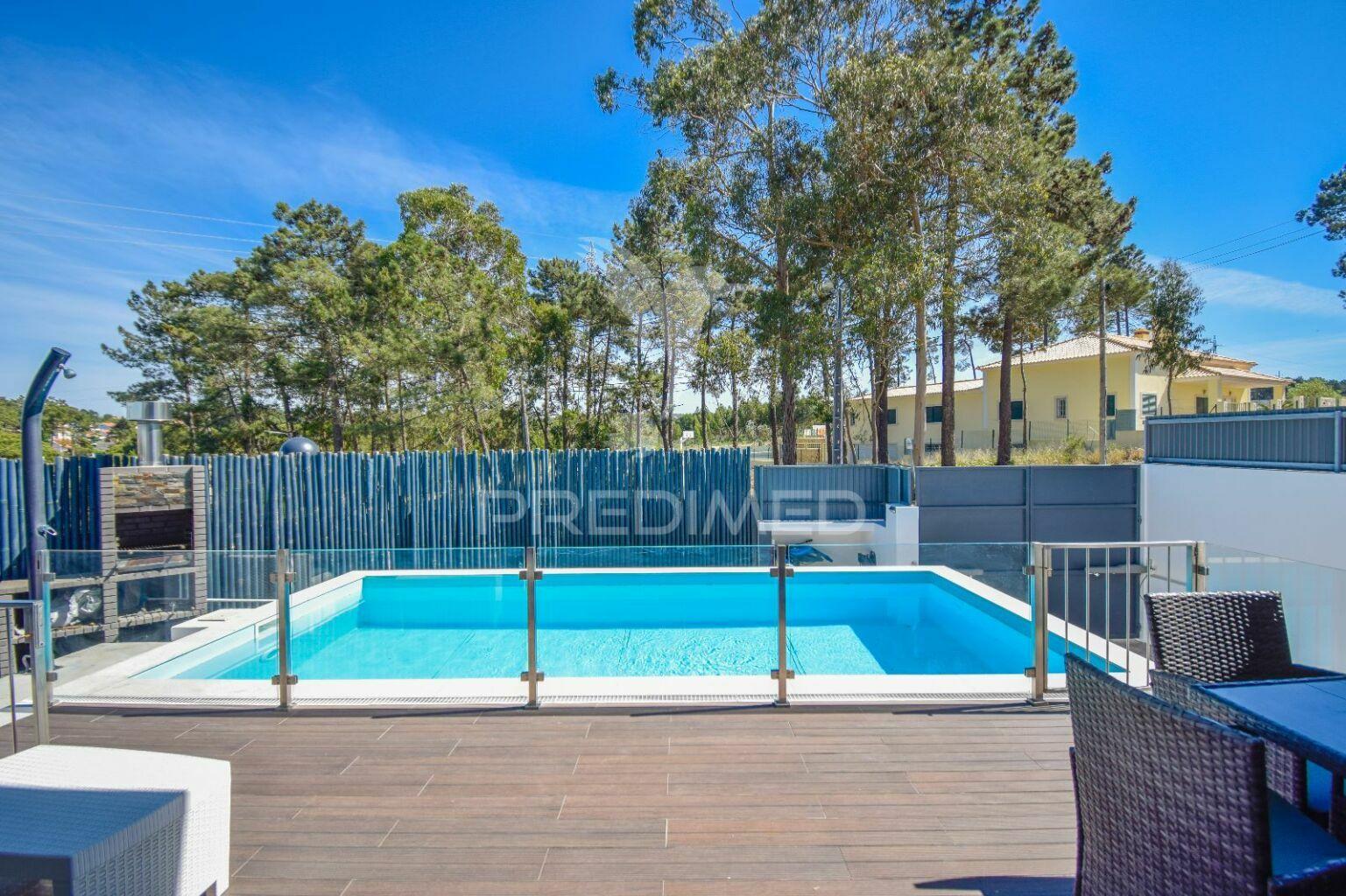Moradia de tipologia t3+1, com duas frentes, localizada em sesimbra