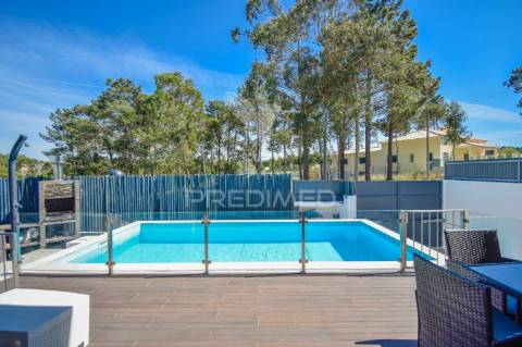 Moradia de tipologia t3+1, com duas frentes, localizada em sesimbra