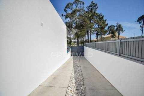 Moradia de tipologia t3+1, com duas frentes, localizada em sesimbra