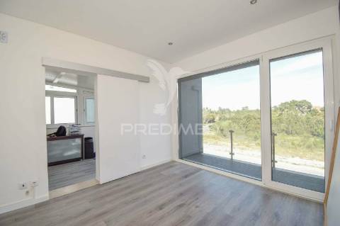 Moradia de tipologia t3+1, com duas frentes, localizada em sesimbra
