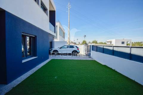 Moradia de tipologia t3+1, com duas frentes, localizada em sesimbra