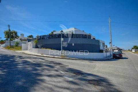 Moradia de tipologia t3+1, com duas frentes, localizada em sesimbra