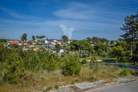 Moradia de tipologia t3+1, com duas frentes, localizada em sesimbra