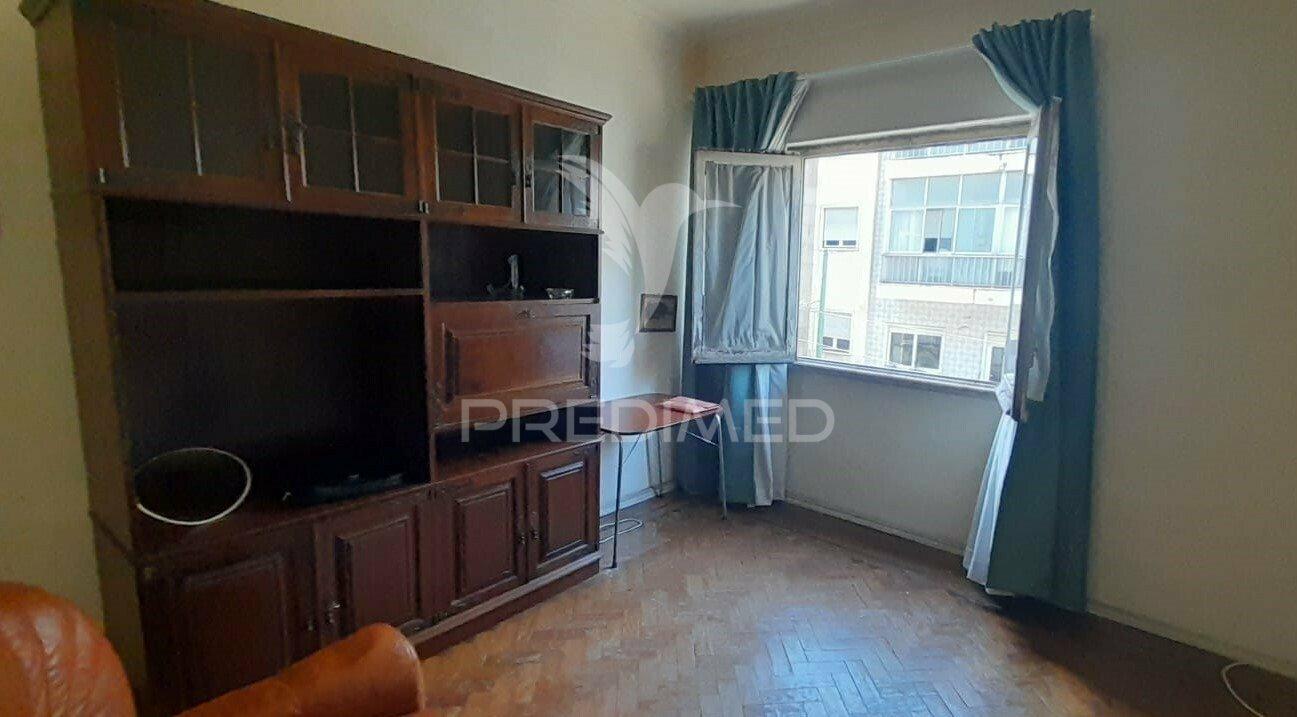 T2 remodelado com varanda zona central lisboa, arroios