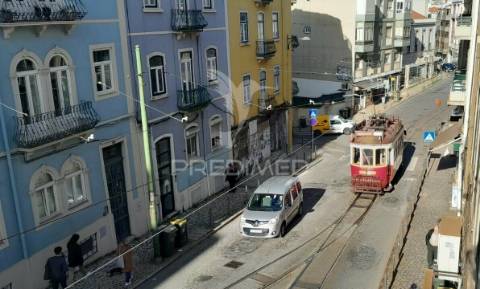 T2 remodelado com varanda zona central lisboa, arroios
