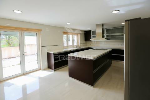 Moradia t6 isolada com 3 pisos, garagem 4 carros