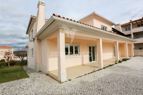 Moradia t6 isolada com 3 pisos, garagem 4 carros