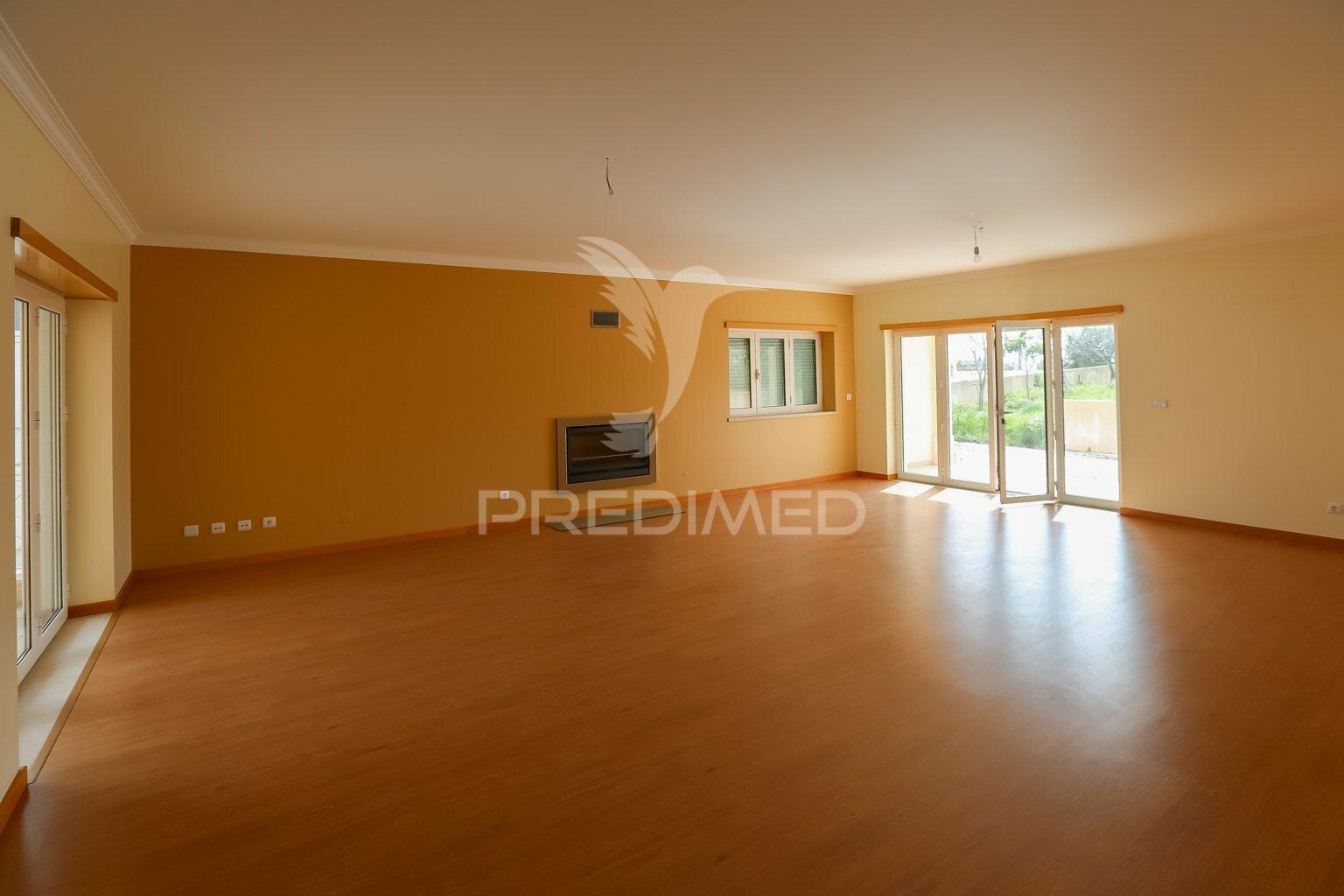 Moradia t6 isolada com 3 pisos, garagem 4 carros