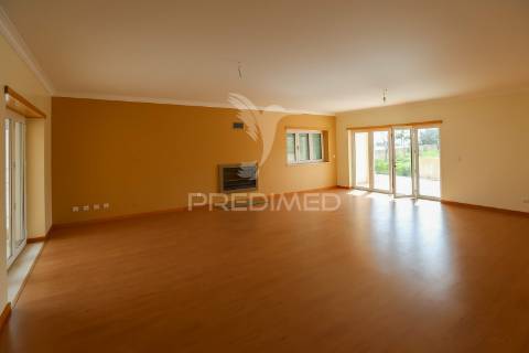 Moradia t6 isolada com 3 pisos, garagem 4 carros