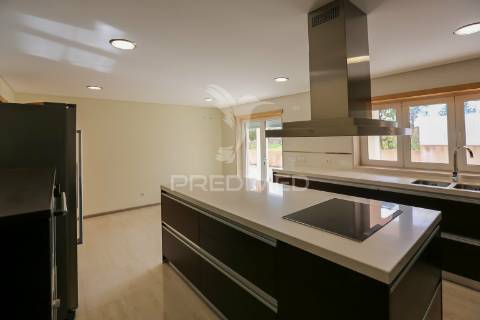 Moradia t6 isolada com 3 pisos, garagem 4 carros