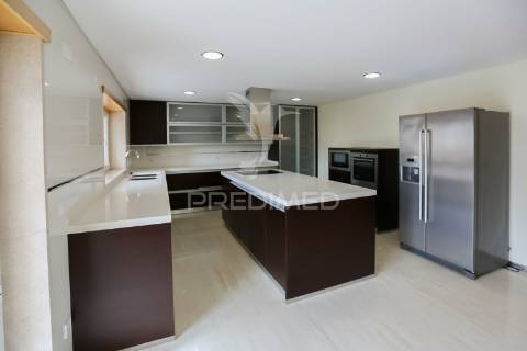 Moradia t6 isolada com 3 pisos, garagem 4 carros