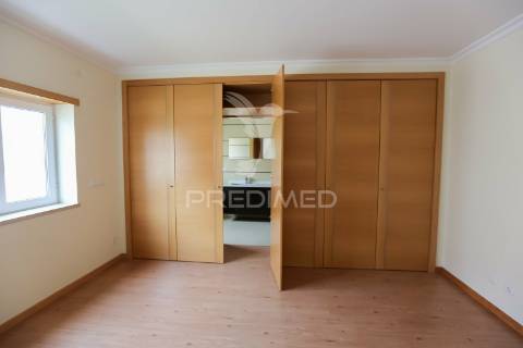 Moradia t6 isolada com 3 pisos, garagem 4 carros