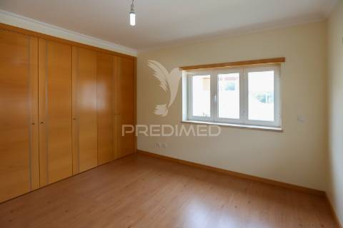Moradia t6 isolada com 3 pisos, garagem 4 carros