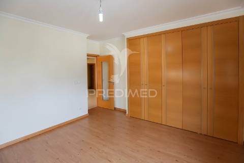 Moradia t6 isolada com 3 pisos, garagem 4 carros