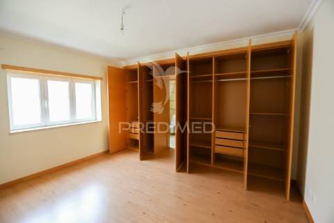 Moradia t6 isolada com 3 pisos, garagem 4 carros