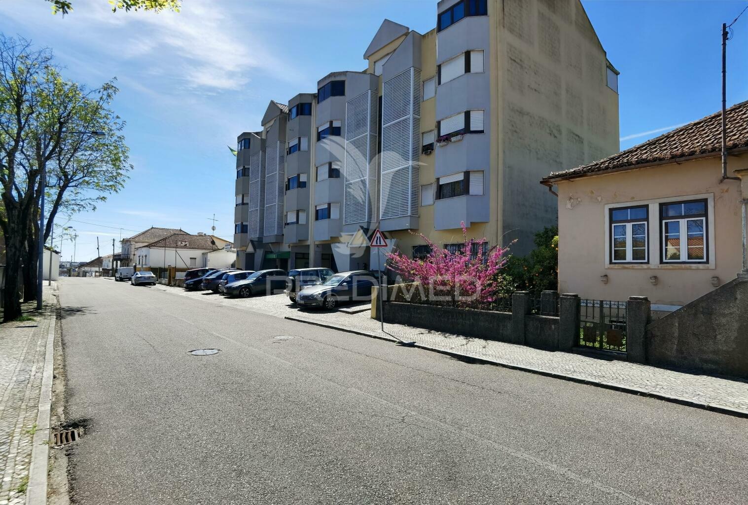 Excelente apartamento t2 com garagem  em zona nobre de alcanena
