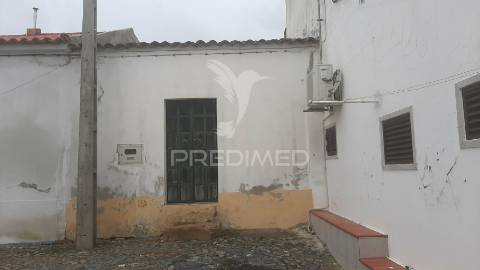 Moradia para reconstruir com quintal 357m².