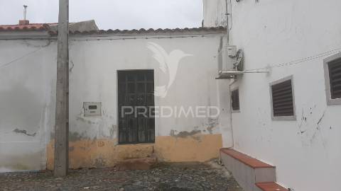 Moradia para reconstruir com quintal 357m².