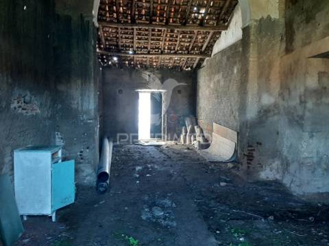 Moradia para reconstruir com quintal 357m².