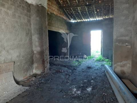 Moradia para reconstruir com quintal 357m².