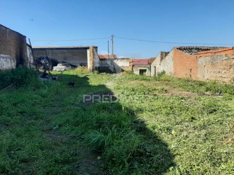 Moradia para reconstruir com quintal 357m².