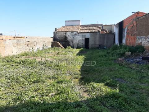 Moradia para reconstruir com quintal 357m².