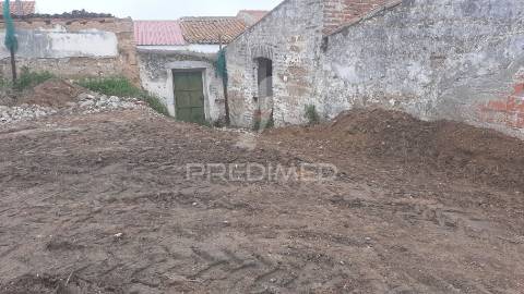 Moradia para reconstruir com quintal 357m².