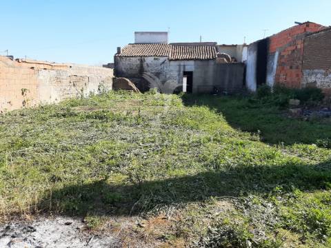 Moradia para reconstruir com quintal 357m².