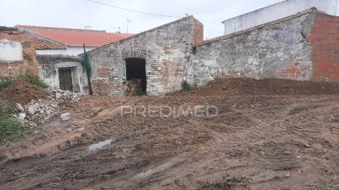 Moradia para reconstruir com quintal 357m².