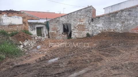 Moradia para reconstruir com quintal 357m².