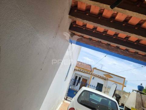 Moradia com comercio em castro verde