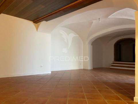 Apartamento t2 com 176mt2 e logradouro