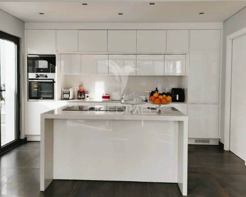 Luxuosa moradia t4