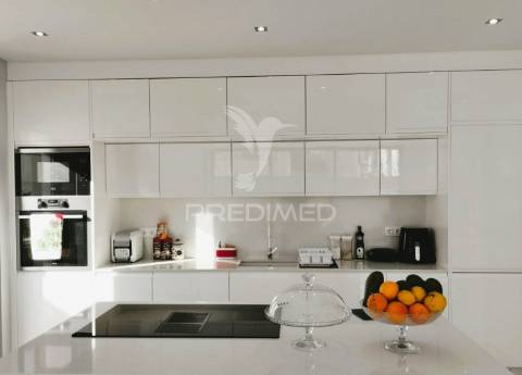 Luxuosa moradia t4