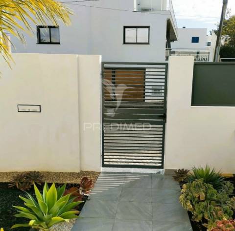 Luxuosa moradia t4