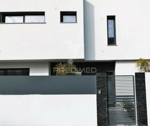 Luxuosa moradia t4
