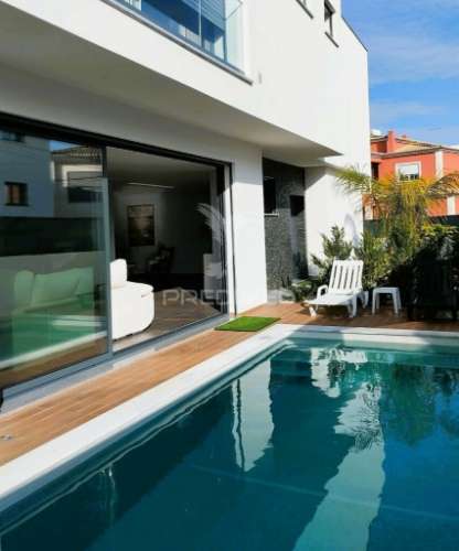Luxuosa moradia t4