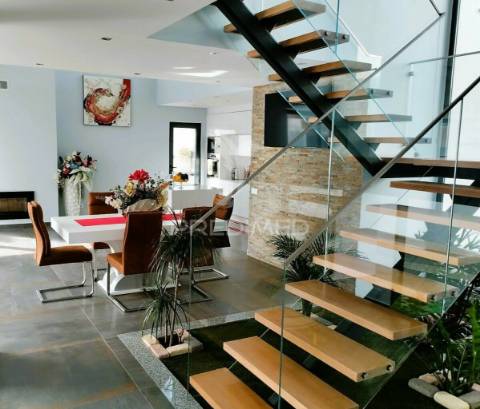 Luxuosa moradia t4