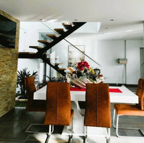 Luxuosa moradia t4