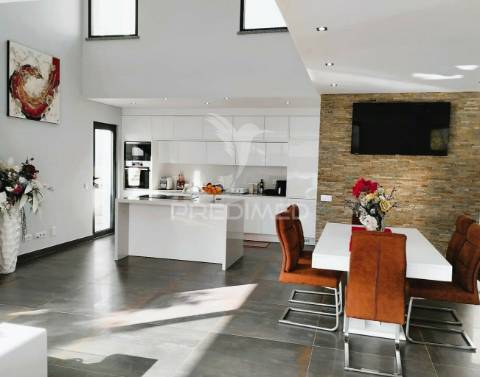 Luxuosa moradia t4