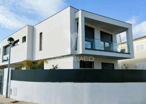 Luxuosa moradia t4