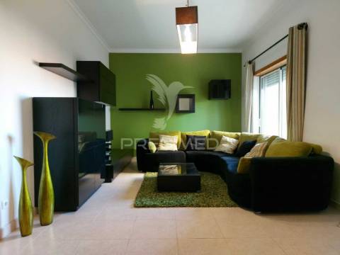 Arrendamento anual apartamento t2 com  2 casas de banho , garagem mobilado e equipado
