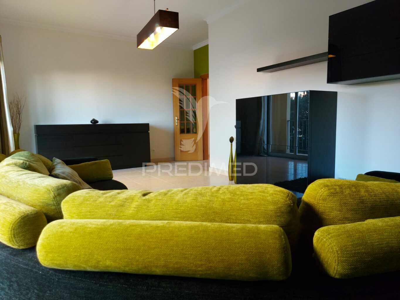 Arrendamento anual apartamento t2 com  2 casas de banho , garagem mobilado e equipado