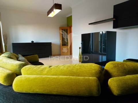 Arrendamento anual apartamento t2 com  2 casas de banho , garagem mobilado e equipado