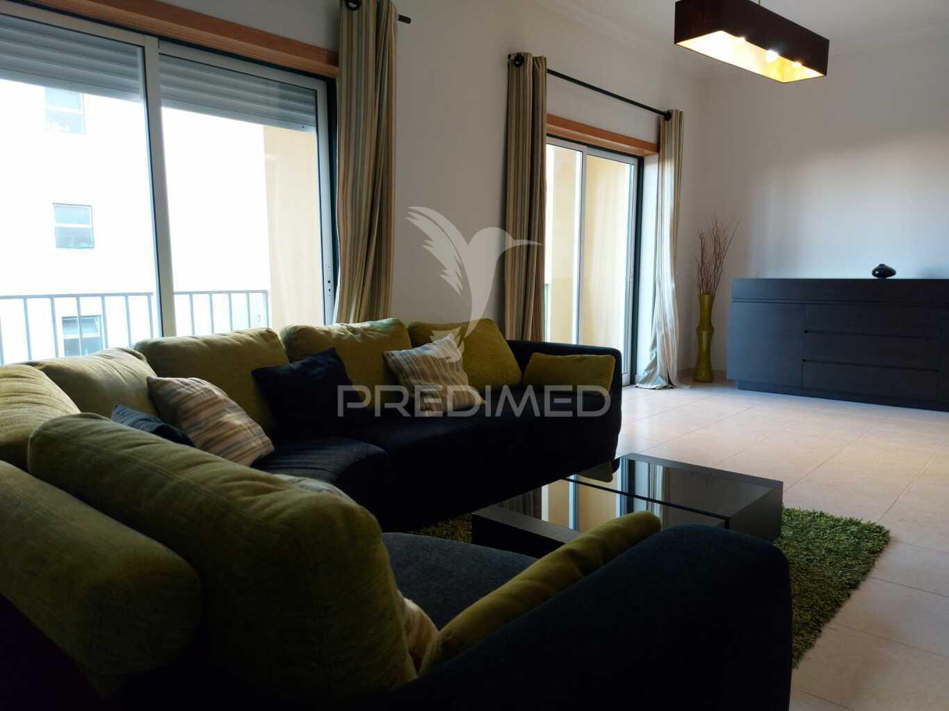 Arrendamento anual apartamento t2 com  2 casas de banho , garagem mobilado e equipado